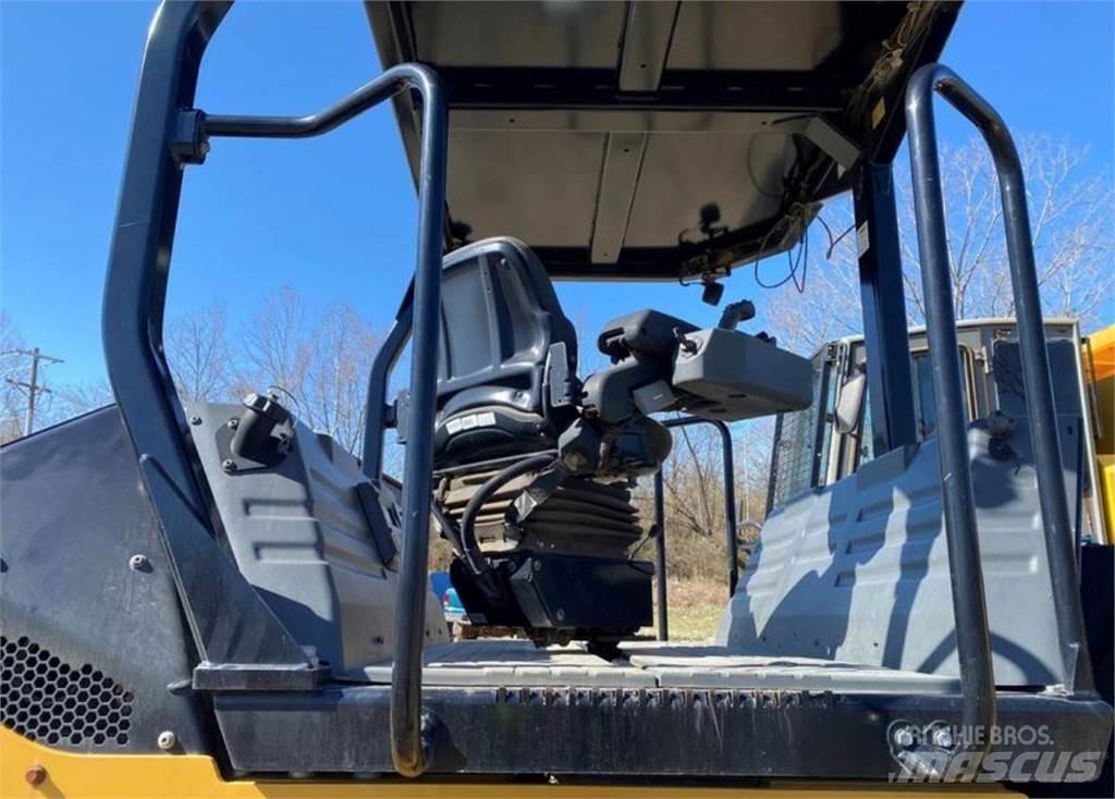 CAT CB15 单轮压路机