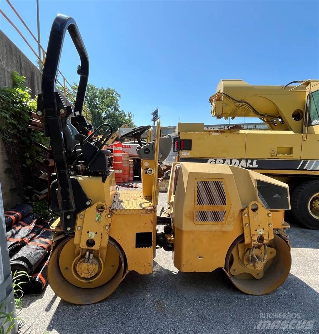 CAT CB22 单轮压路机