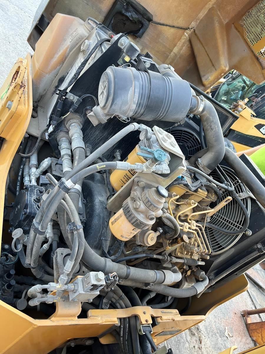 CAT CB22 单轮压路机