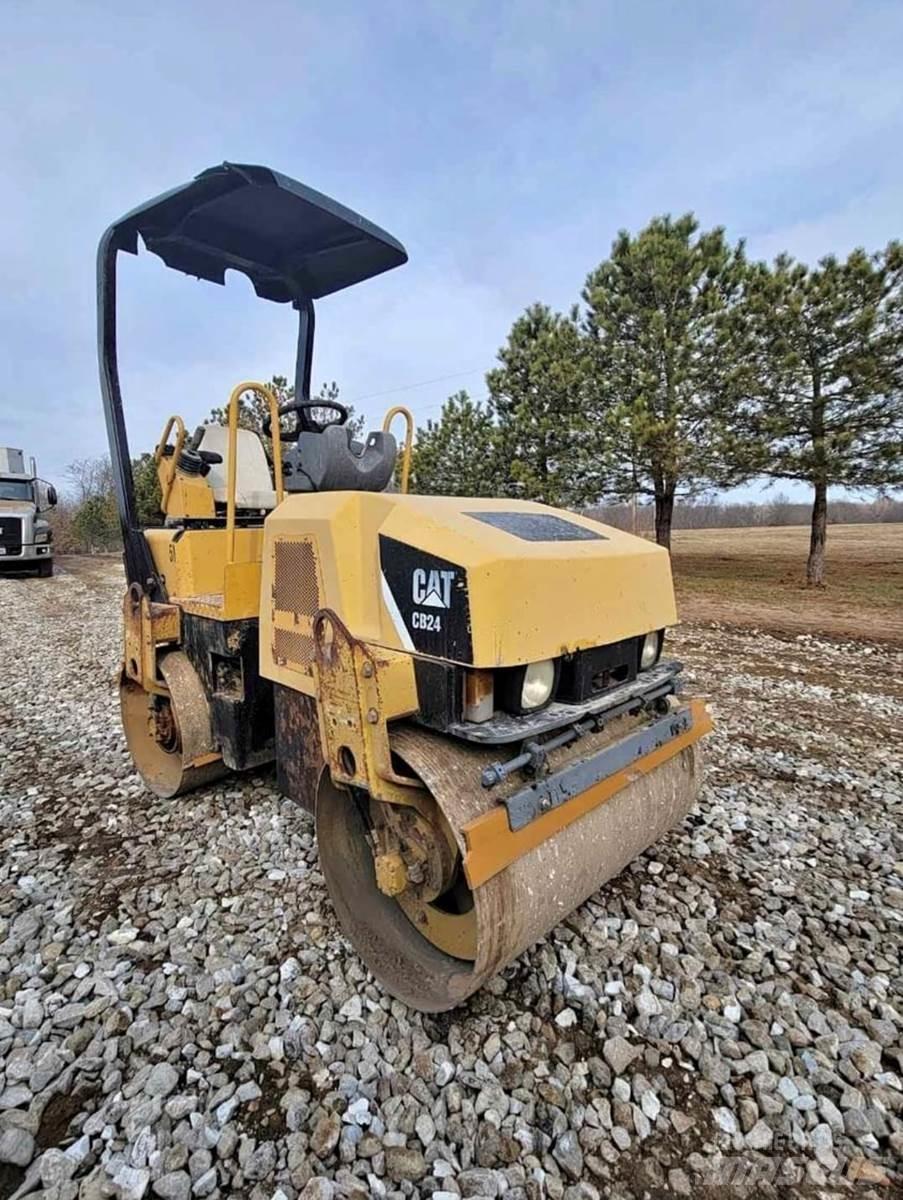 CAT CB24 单轮压路机