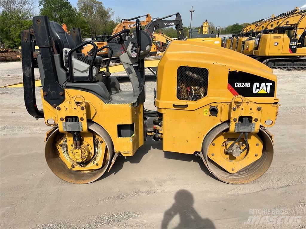 CAT CB24B 单轮压路机