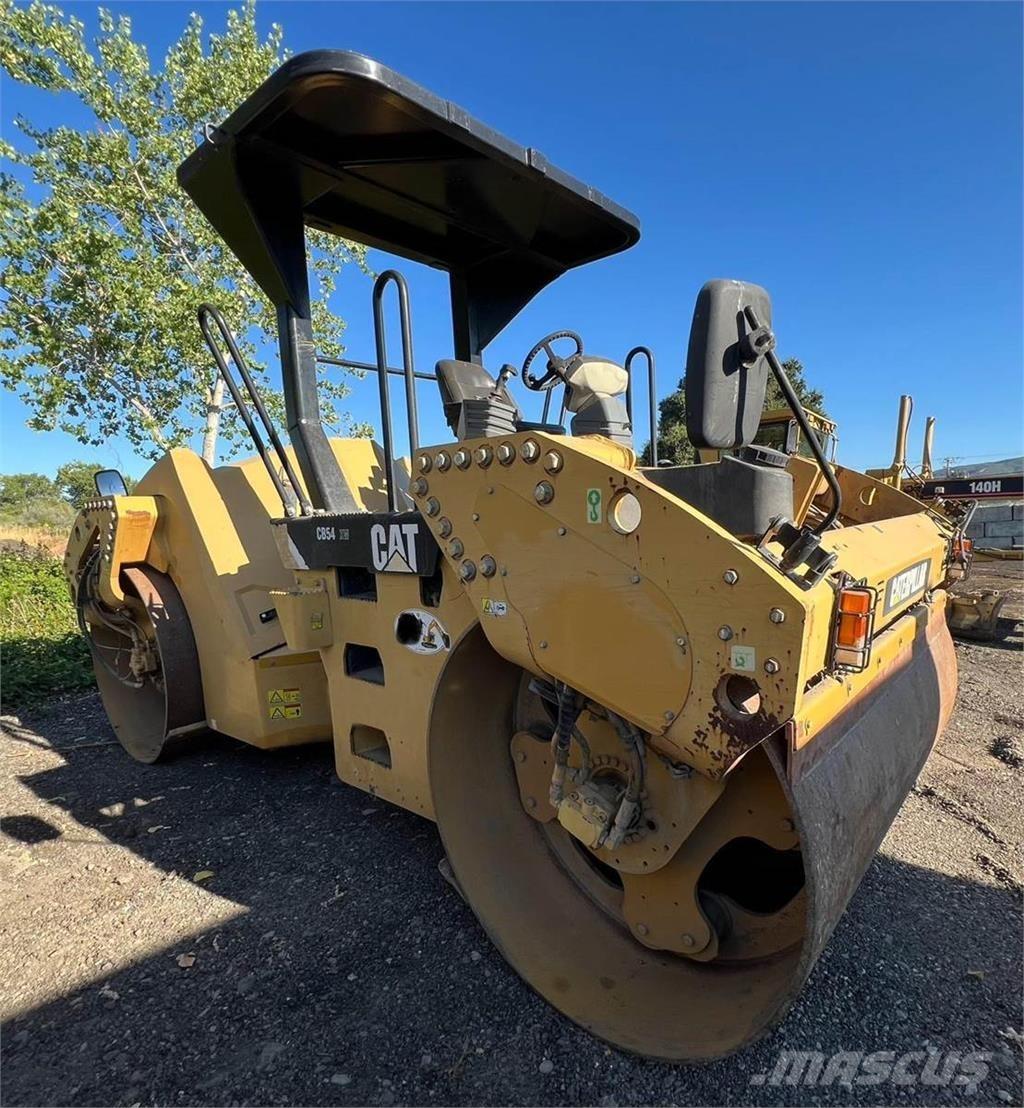 CAT CB54 单轮压路机