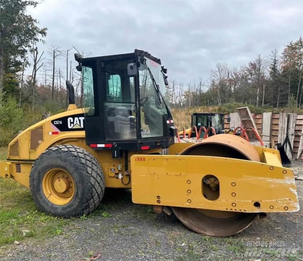 CAT CS74 单轮压路机