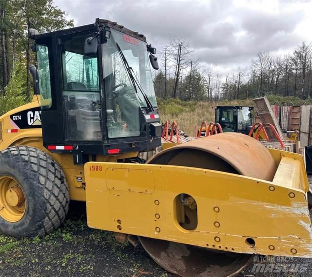 CAT CS74 单轮压路机