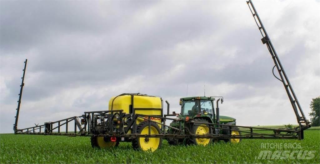 Demco 1250 牵引式喷雾机