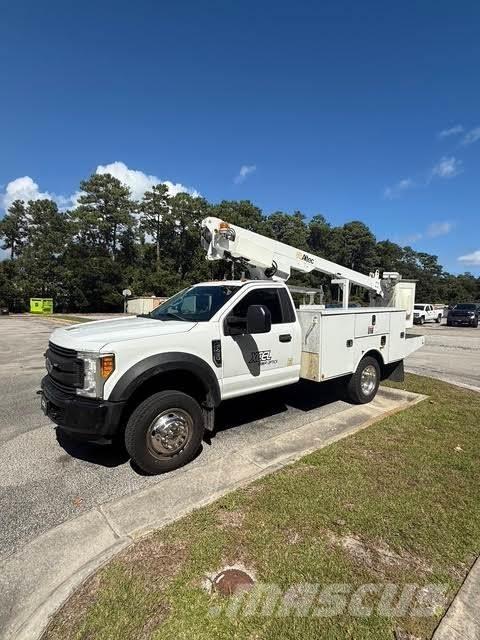 Ford F-450 车载式高空作业车