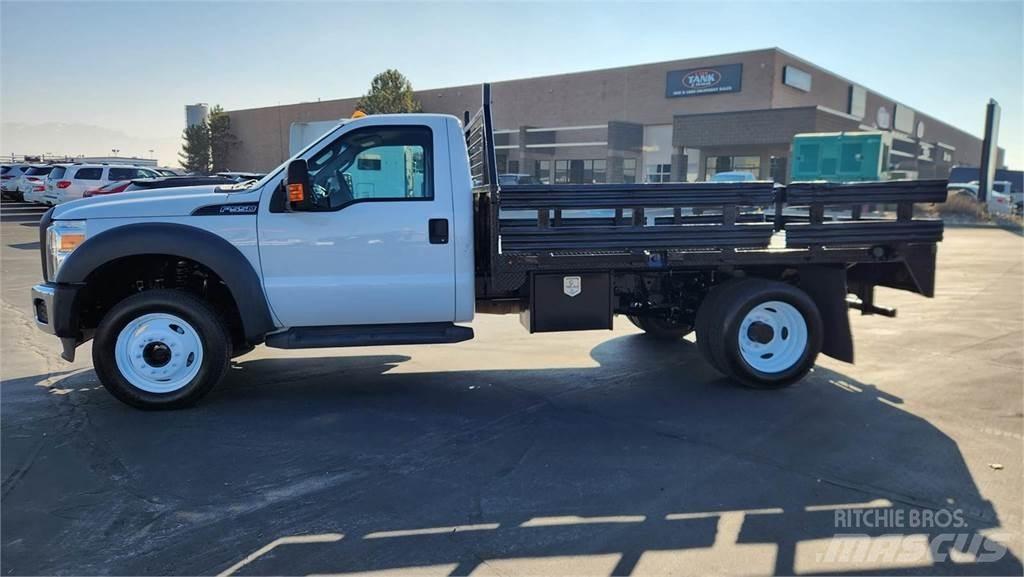 Ford F-550 动物运输货车