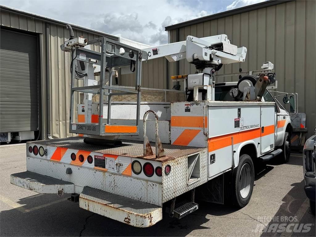 Ford F-550 车载式高空作业车
