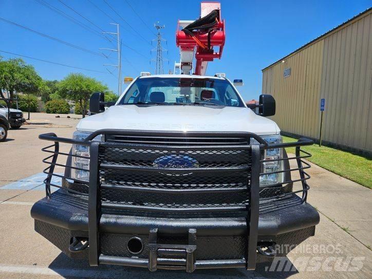 Ford F-550 车载式高空作业车