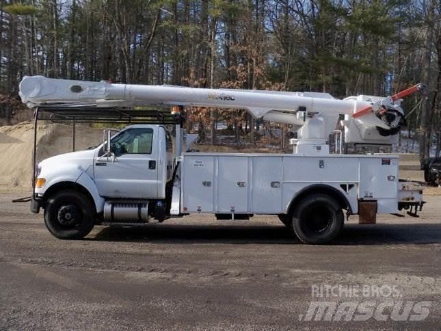 Ford F-750 车载式高空作业车