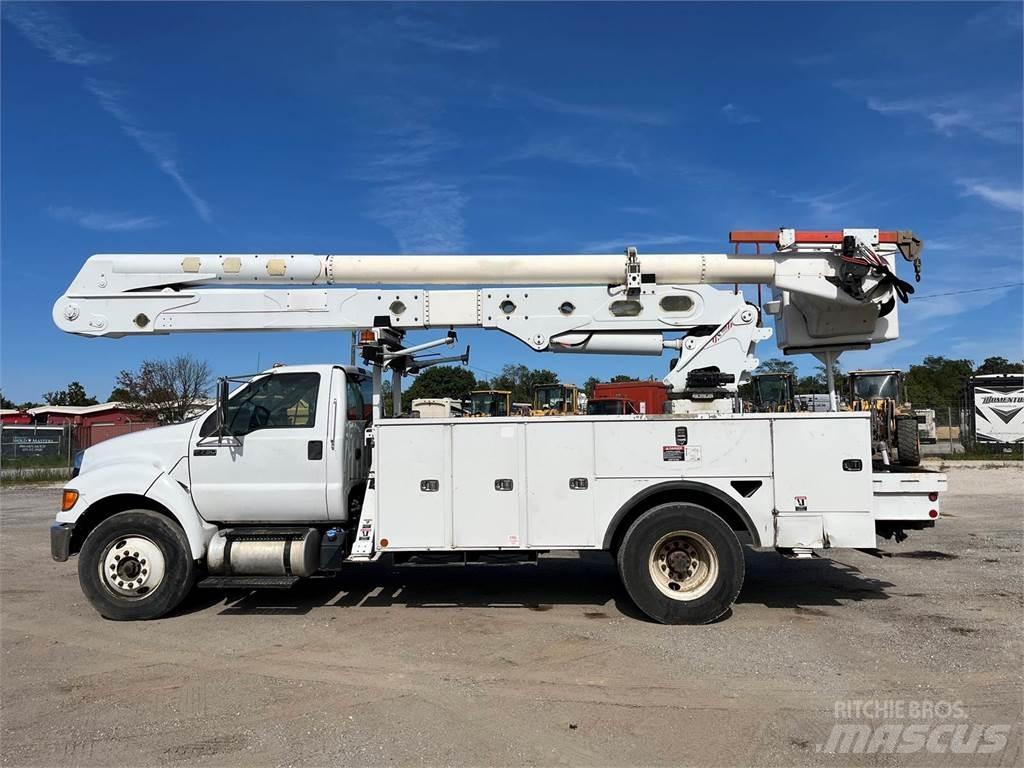Ford F-750 车载式高空作业车