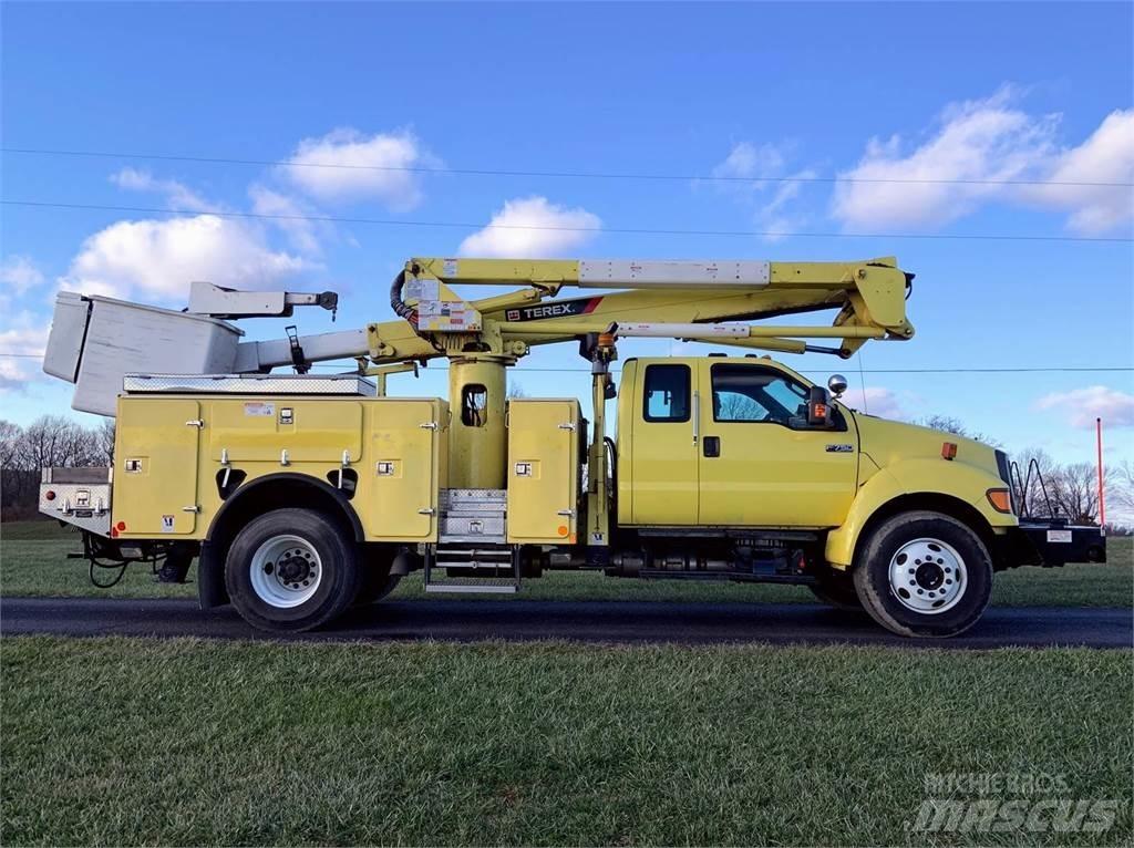 Ford F-750 车载式高空作业车