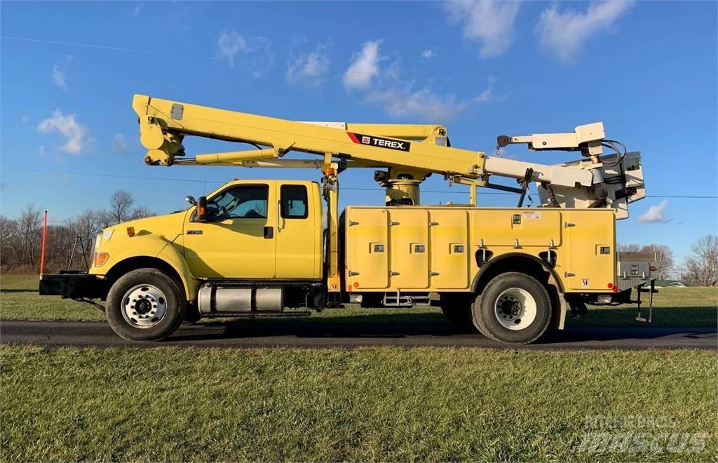 Ford F-750 车载式高空作业车