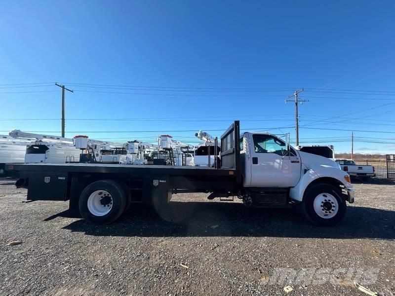 Ford F-750 平板栏板货车