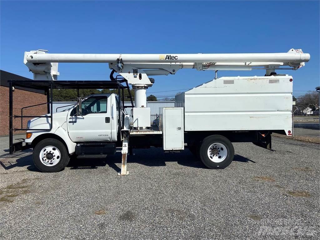 Ford F-750 车载式高空作业车