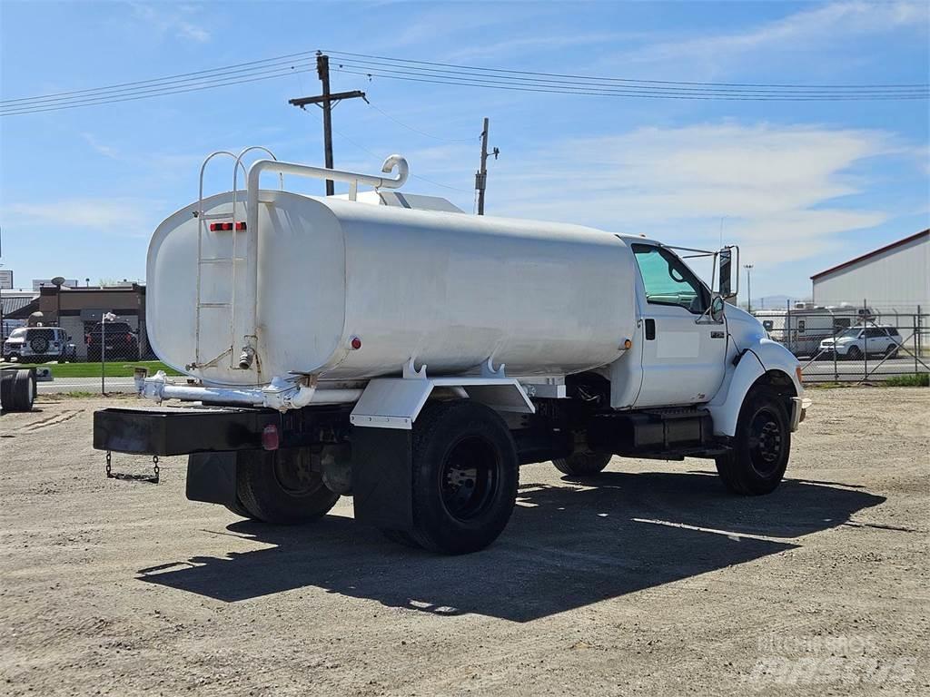 Ford F-750 油罐车