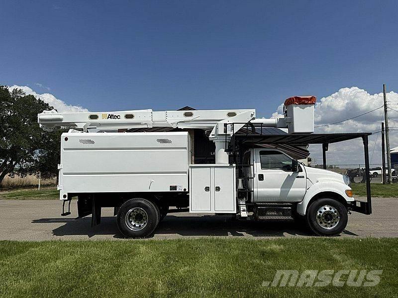 Ford F-750 车载式高空作业车