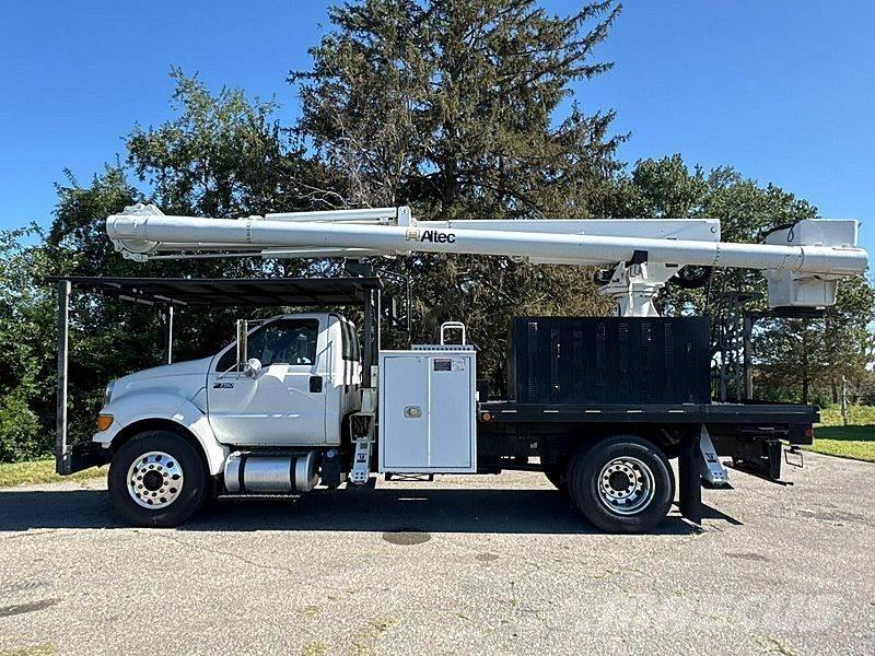 Ford F-750 车载式高空作业车
