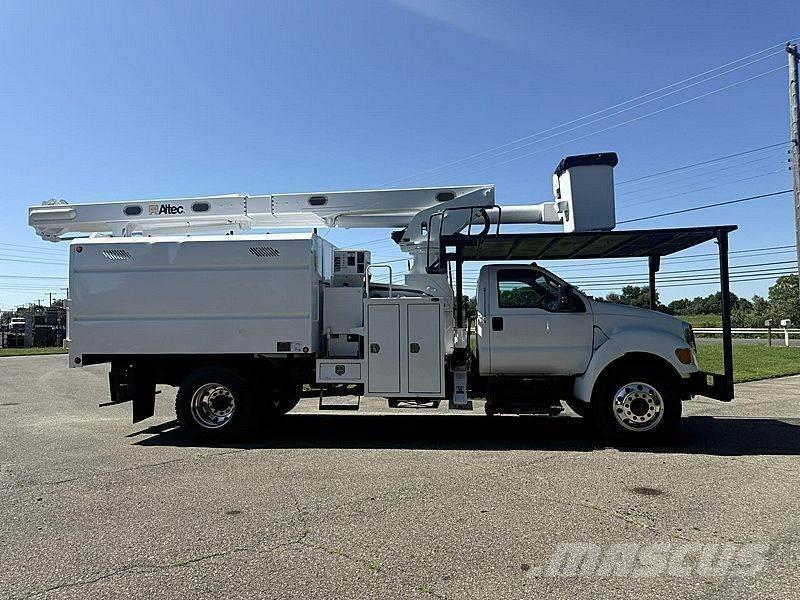 Ford F-750 车载式高空作业车