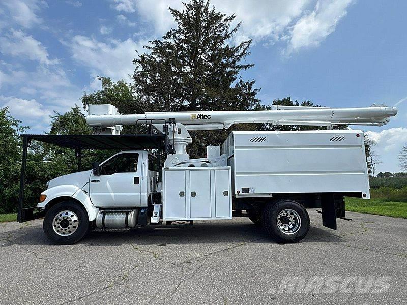Ford F-750 车载式高空作业车
