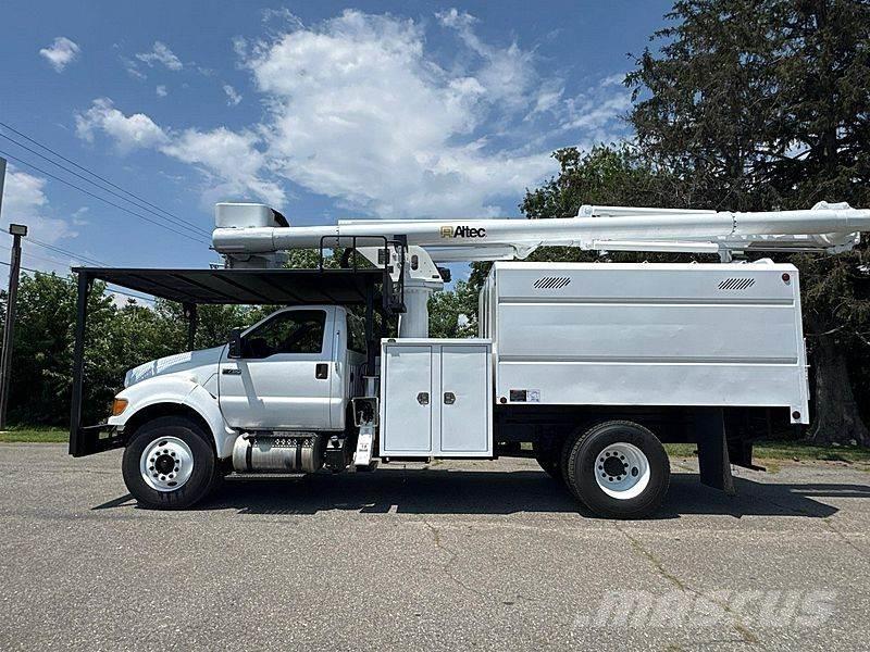 Ford F-750 车载式高空作业车