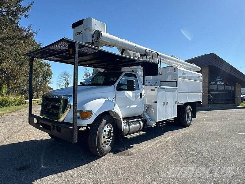 Ford F-750 车载式高空作业车