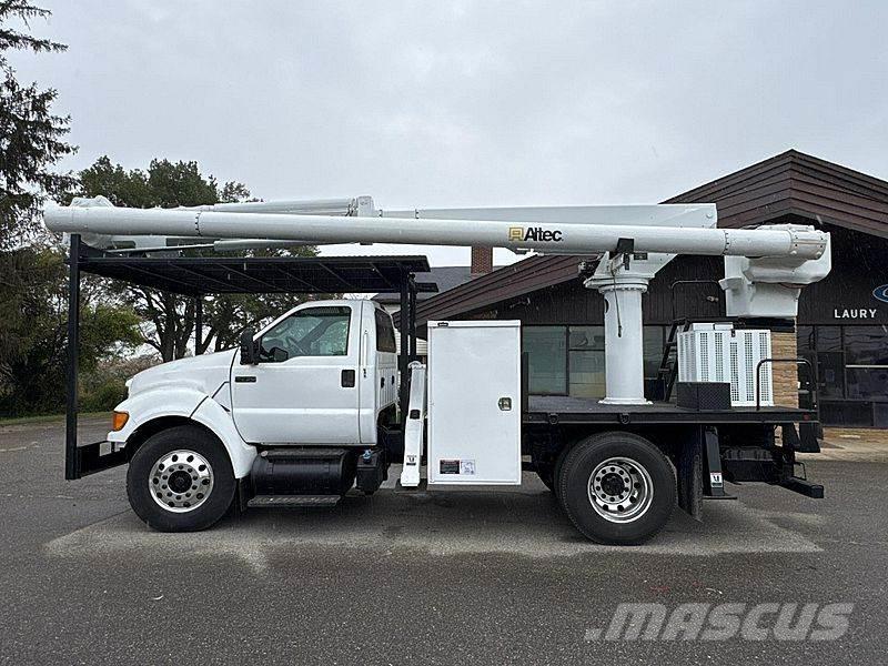Ford F-750 车载式高空作业车
