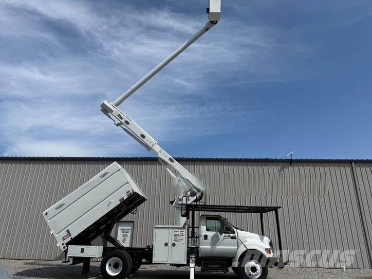 Ford F-750 车载式高空作业车