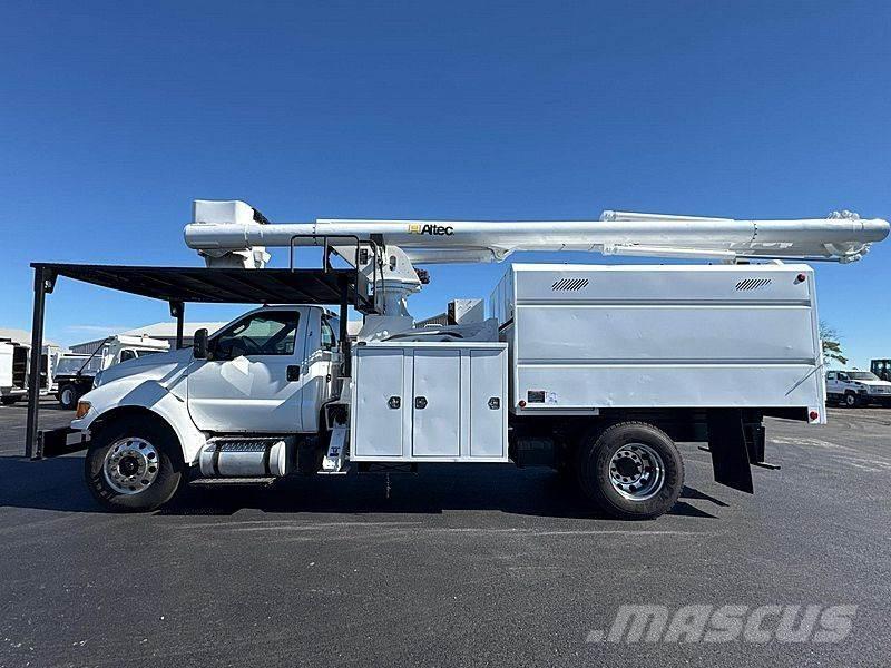 Ford F-750 车载式高空作业车
