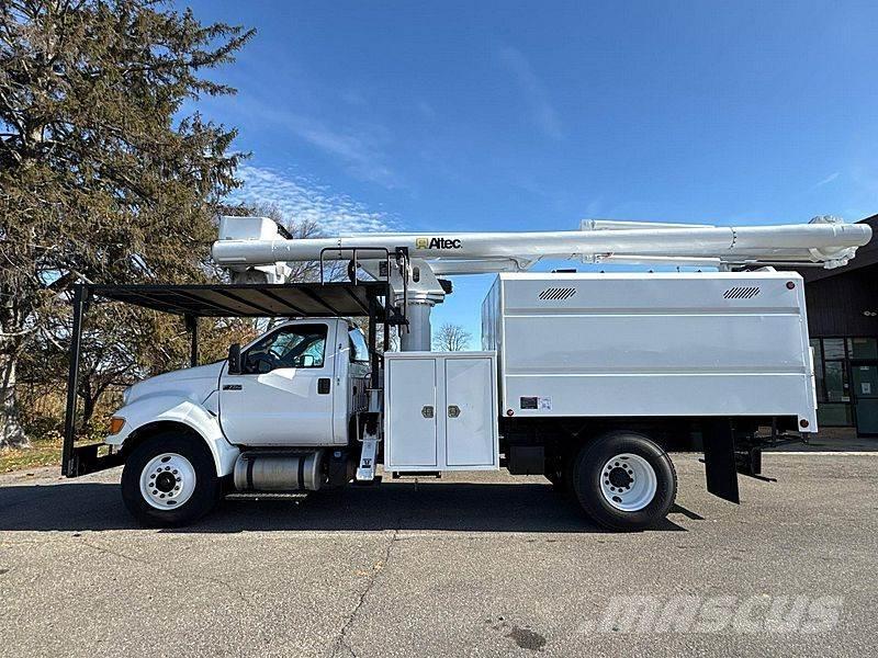 Ford F-750 车载式高空作业车