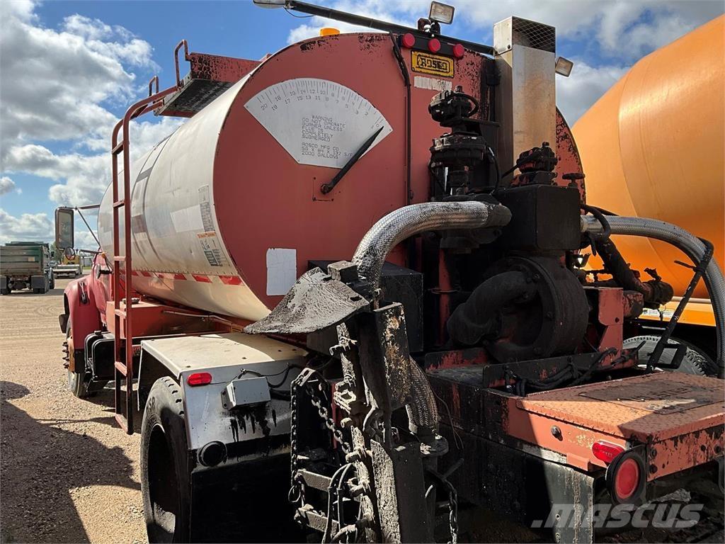 Ford F-800 油罐车