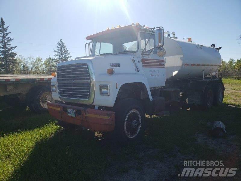 Ford L8000 油罐车
