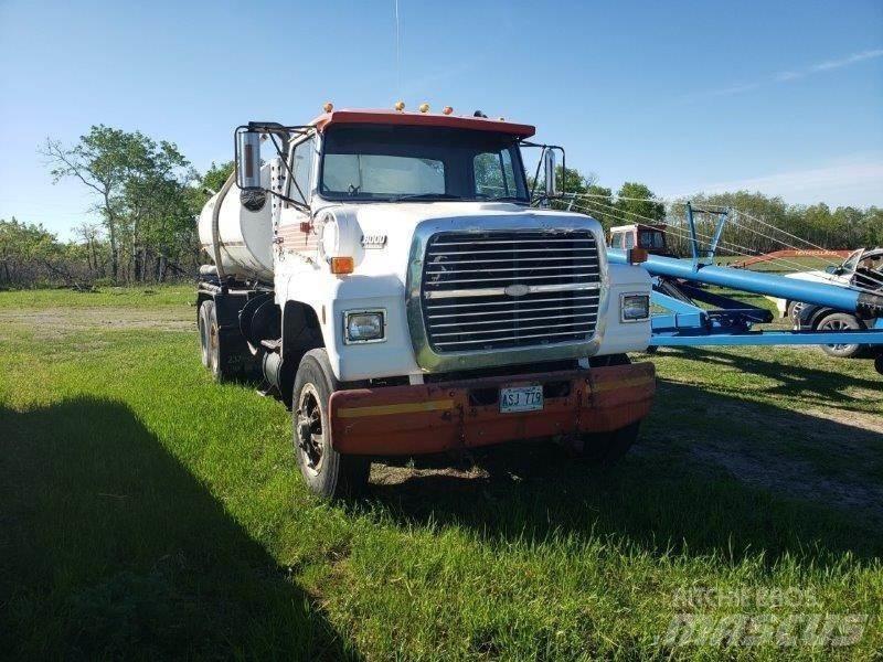 Ford L8000 油罐车