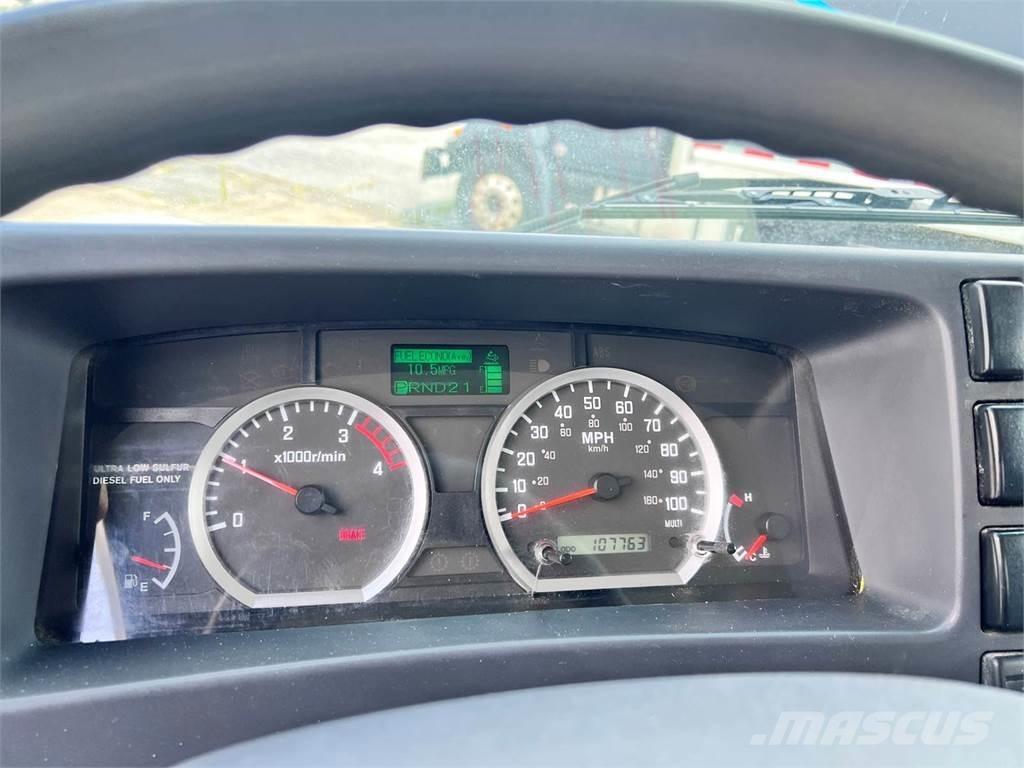 Isuzu NRR 厢式货车