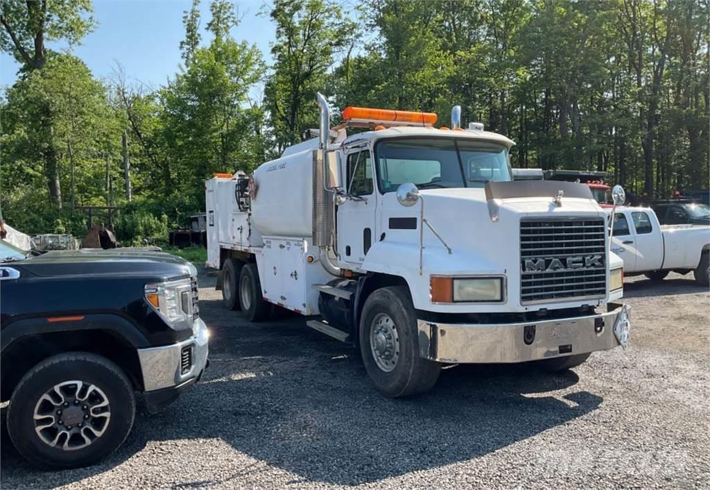 Mack CH613 油罐车