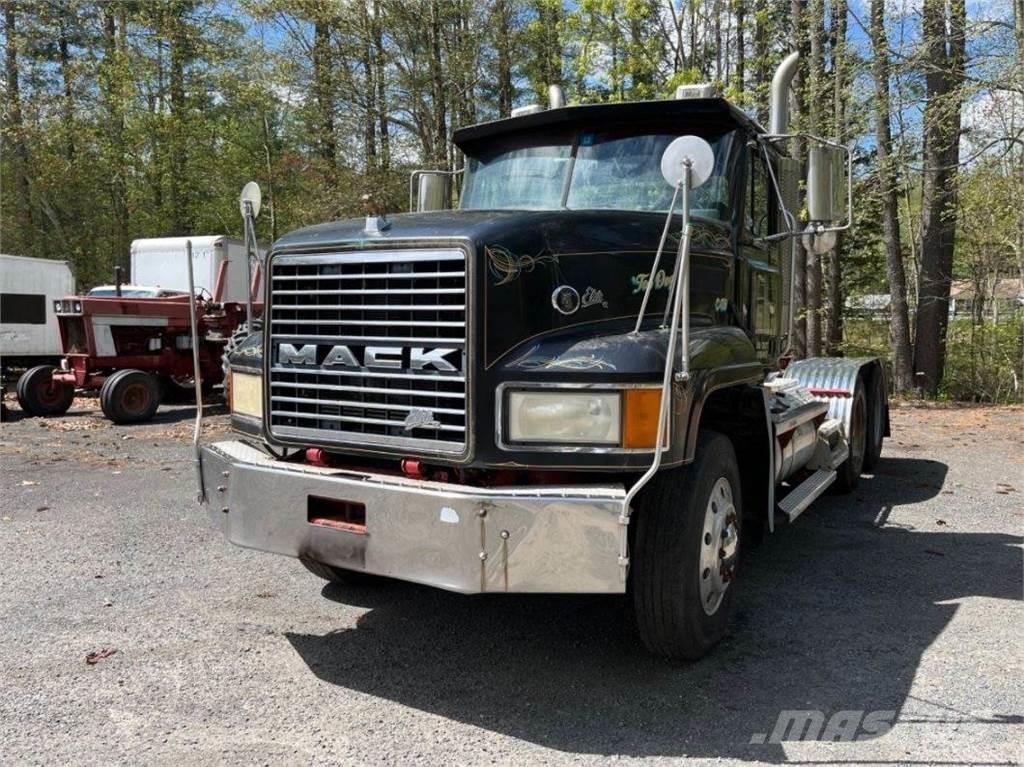 Mack CL733 牵引车