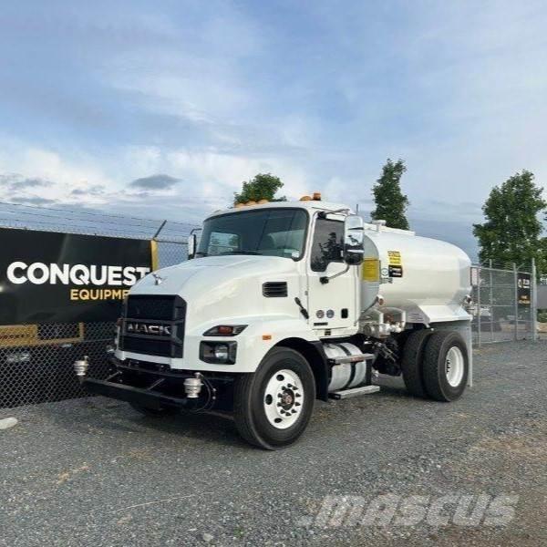 Mack MD642 油罐车