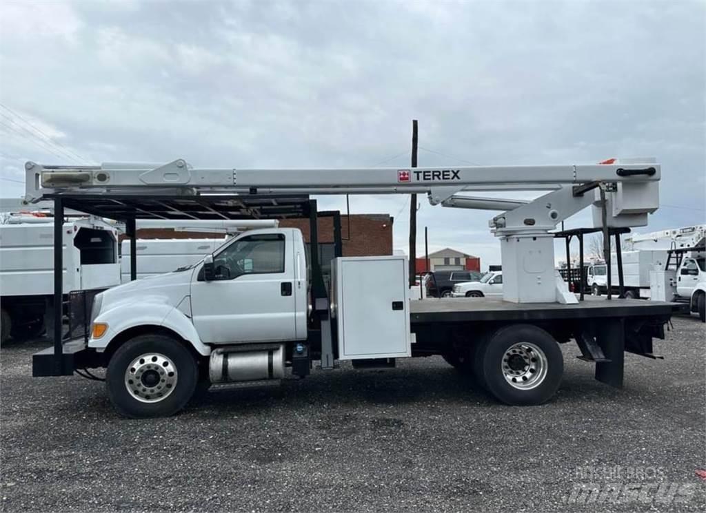 Terex XT60 车载式高空作业车