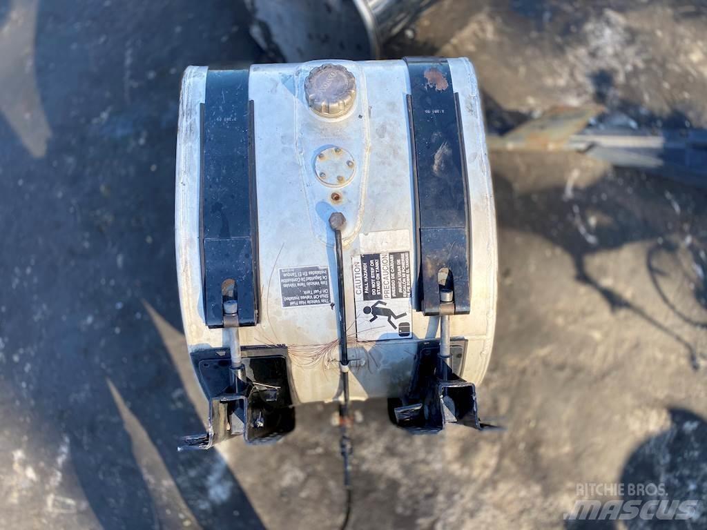 Volvo VNM 油罐车