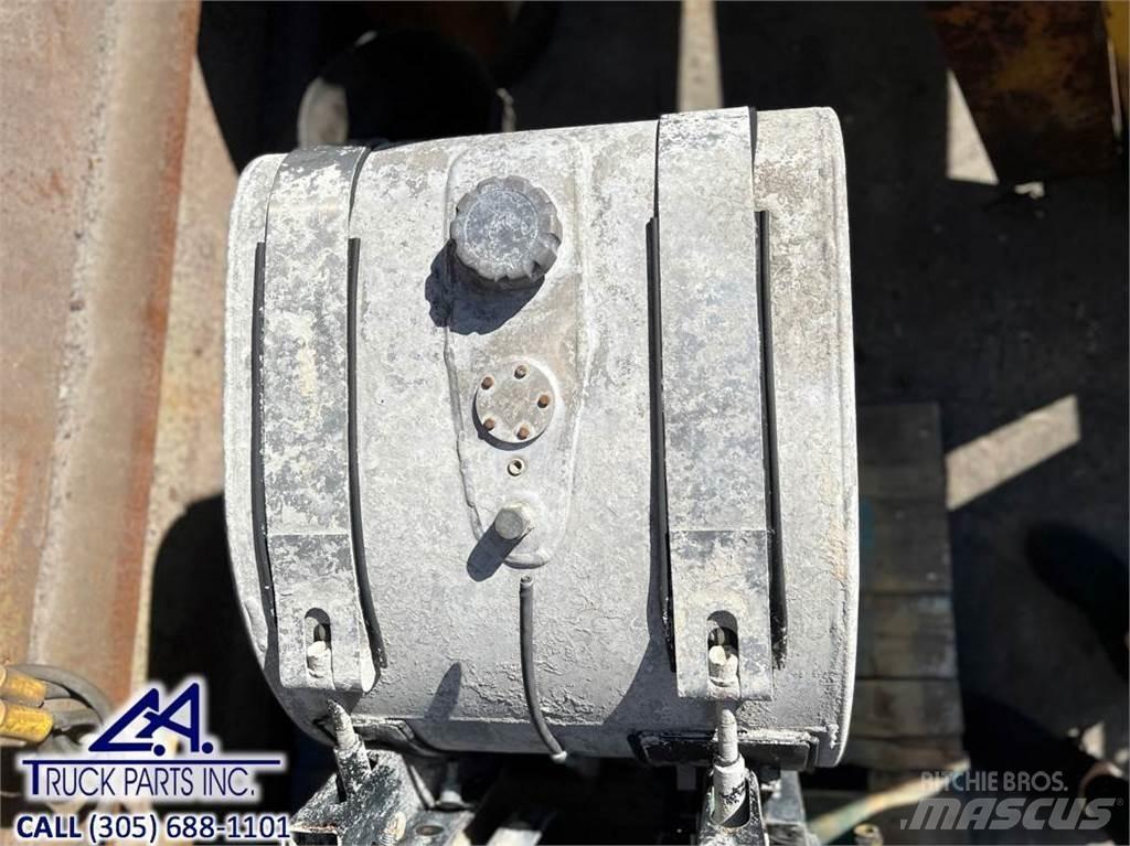 Volvo VNM 油罐车