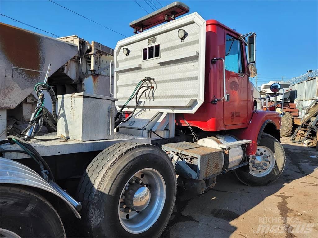 Volvo WG64 牵引车