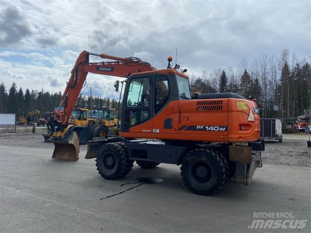 Doosan DX 140W 轮式挖掘机