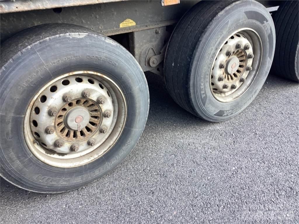 Krone Likukapelli 侧帘半挂车