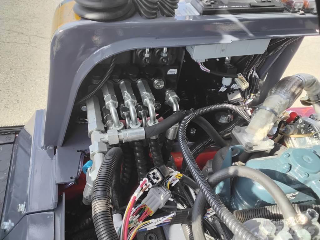 QuattroX QX-810 小型装载机