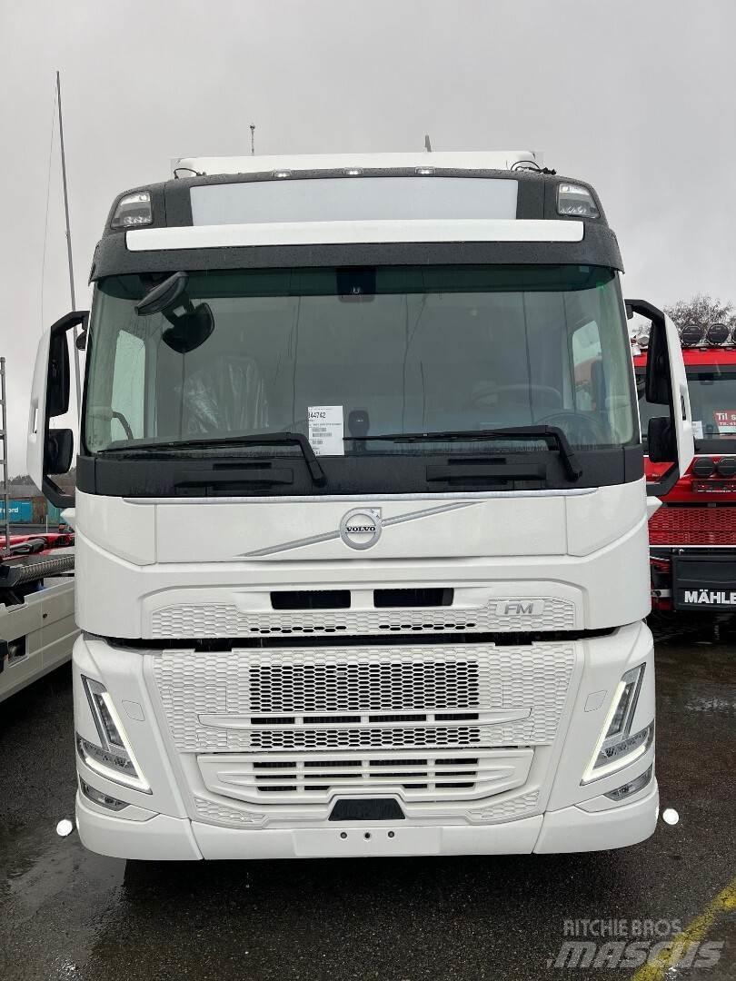 Volvo FM330 4x2 厢式货车
