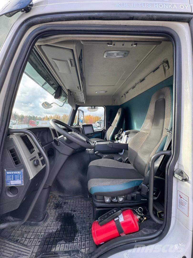 Volvo FM330 6x2 冷藏车