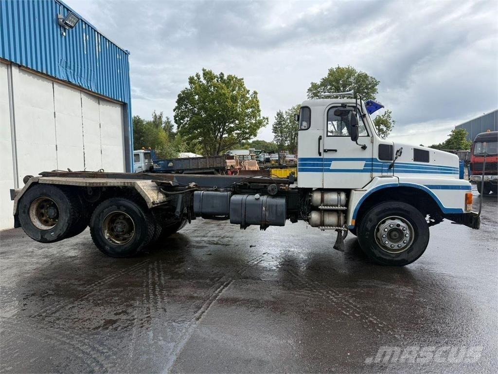 Volvo N10 6x2 工程吊钩车