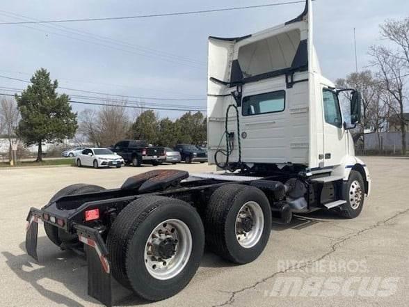 Volvo VNL64T300 牵引车