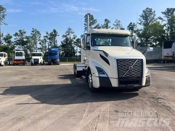 Volvo VNL64T300 牵引车