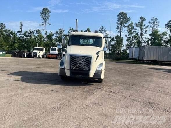 Volvo VNL64T300 牵引车
